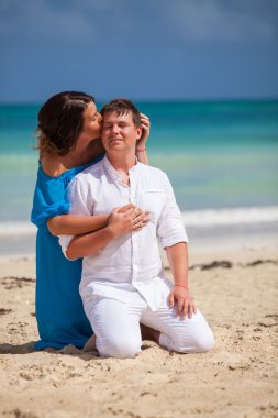 plaj çift romantik seyahat yürüyüş.