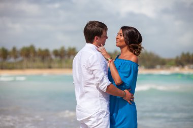 plaj çift romantik seyahat yürüyüş.