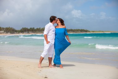 plaj çift romantik seyahat yürüyüş.