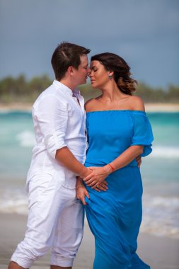 plaj çift romantik seyahat yürüyüş.