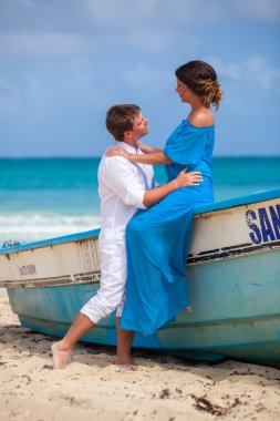 plaj çift romantik seyahat yürüyüş.