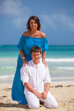 plaj çift romantik seyahat yürüyüş.