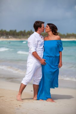 plaj çift romantik seyahat yürüyüş.