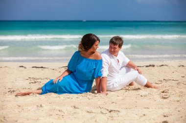 plaj çift romantik seyahat yürüyüş.