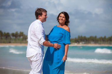 plaj çift romantik seyahat yürüyüş.