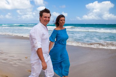 plaj çift romantik seyahat yürüyüş.