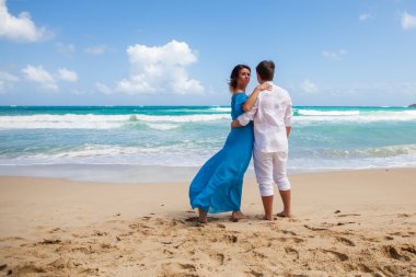 plaj çift romantik seyahat yürüyüş.