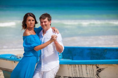 plaj çift romantik seyahat yürüyüş.