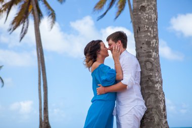 plaj çift romantik seyahat yürüyüş.