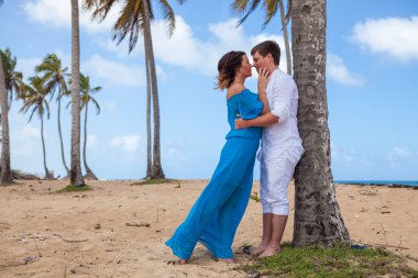 plaj çift romantik seyahat yürüyüş.