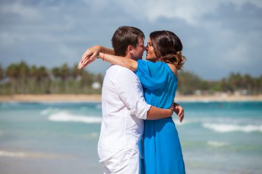 plaj çift romantik seyahat yürüyüş.