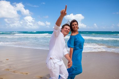 plaj çift romantik seyahat yürüyüş.