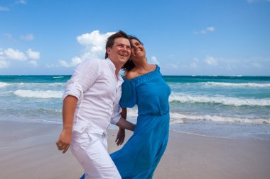 plaj çift romantik seyahat yürüyüş.