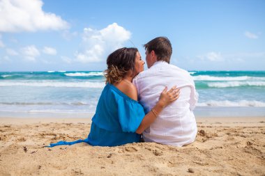 plaj çift romantik seyahat yürüyüş.