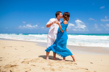 plaj çift romantik seyahat yürüyüş.