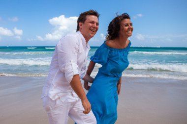 plaj çift romantik seyahat yürüyüş.