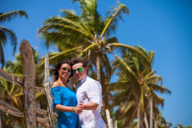 plaj çift romantik seyahat yürüyüş.