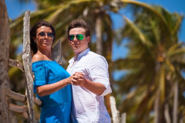 plaj çift romantik seyahat yürüyüş.