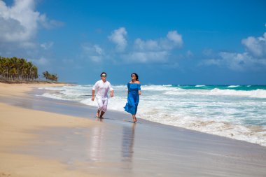 plaj çift romantik seyahat yürüyüş.