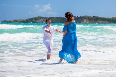 plaj çift romantik seyahat yürüyüş.