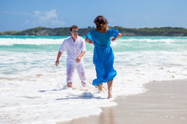 plaj çift romantik seyahat yürüyüş.