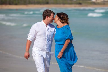 plaj çift romantik seyahat yürüyüş.