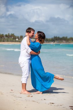 plaj çift romantik seyahat yürüyüş.