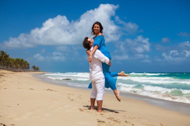 plaj çift romantik seyahat yürüyüş.