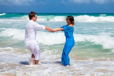 plaj çift romantik seyahat yürüyüş.