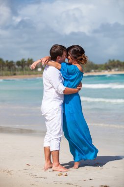 plaj çift romantik seyahat yürüyüş.