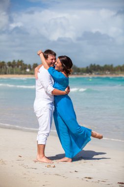 plaj çift romantik seyahat yürüyüş.