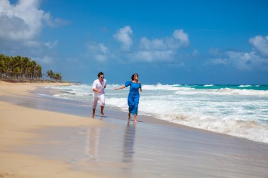 plaj çift romantik seyahat yürüyüş.