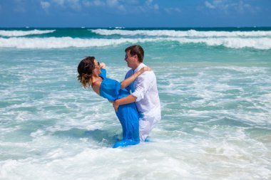 plaj çift romantik seyahat yürüyüş.