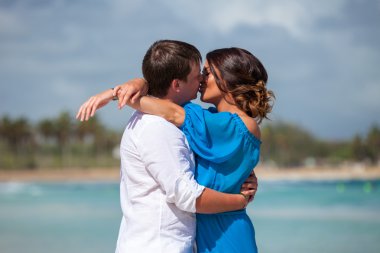 plaj çift romantik seyahat yürüyüş.