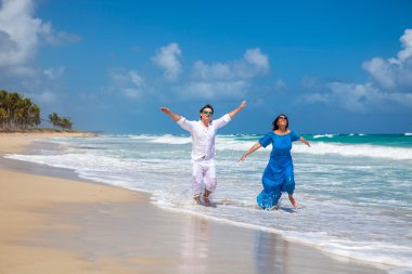 plaj çift romantik seyahat yürüyüş.