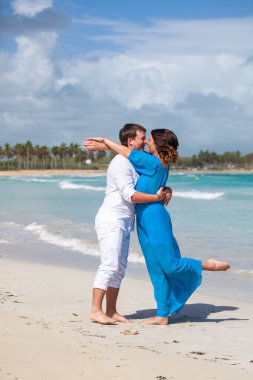 plaj çift romantik seyahat yürüyüş.