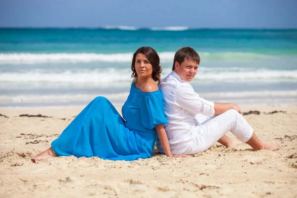 plaj çift romantik seyahat yürüyüş.