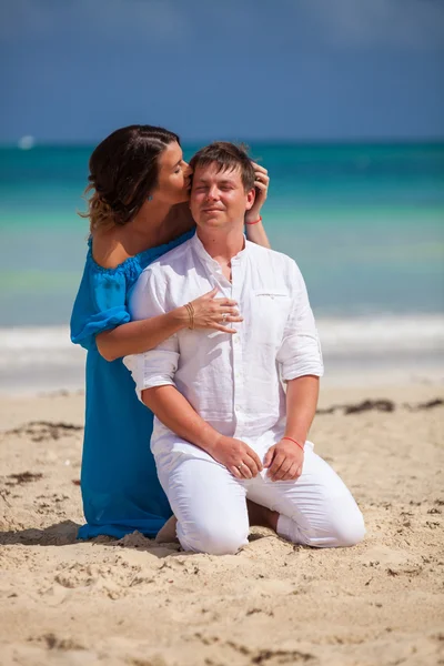 plaj çift romantik seyahat yürüyüş.