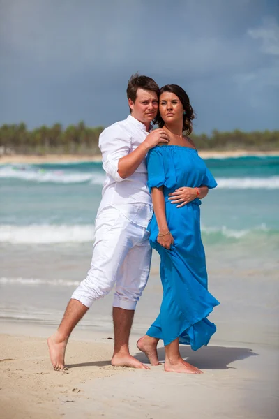 Strandpaar auf romantischer Reise. — Stockfoto