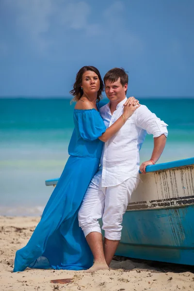 Strand paar lopen op romantische reizen. — Stockfoto