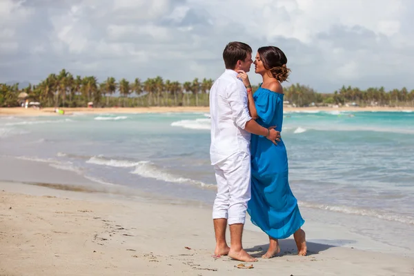 plaj çift romantik seyahat yürüyüş.