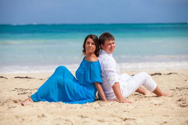 plaj çift romantik seyahat yürüyüş.