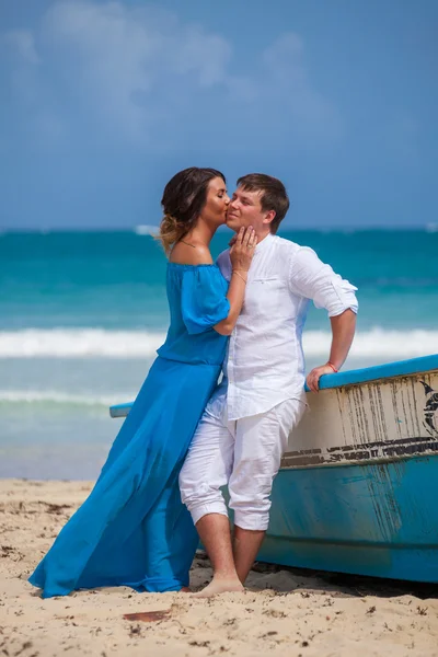 Beach couple walking on romantic travel. — Stock Photo, Image