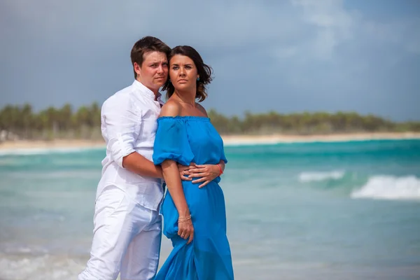 Playa pareja caminando en romántico viaje . —  Fotos de Stock