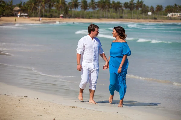 Beach couple walking on romantic travel. — Stock Photo, Image