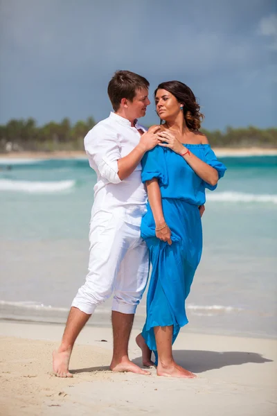 Playa pareja caminando en romántico viaje . —  Fotos de Stock