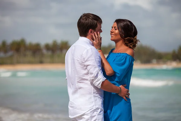 plaj çift romantik seyahat yürüyüş.