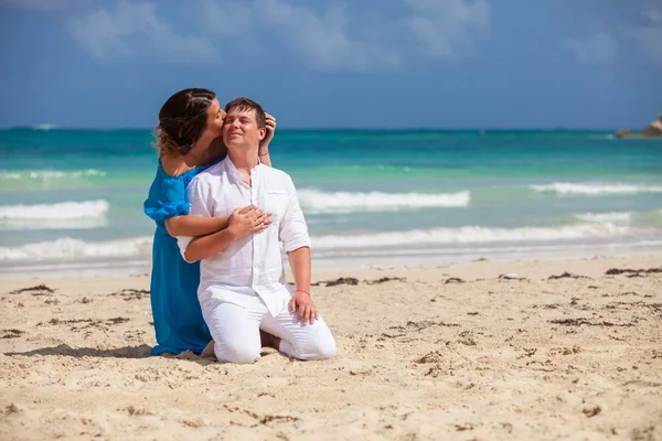 plaj çift romantik seyahat yürüyüş.