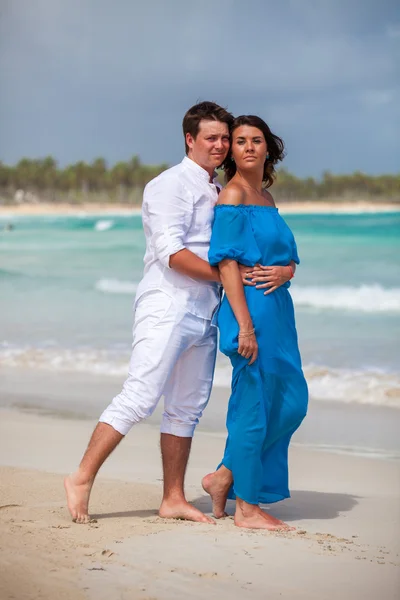 Beach couple walking on romantic travel. — Stock Photo, Image