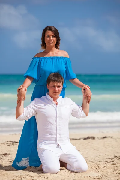 Playa pareja caminando en romántico viaje . —  Fotos de Stock